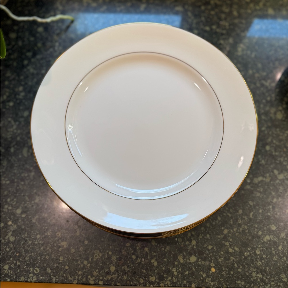 ONE Lenox Continental Dining dinner Plate White with gold Trim microwave safe